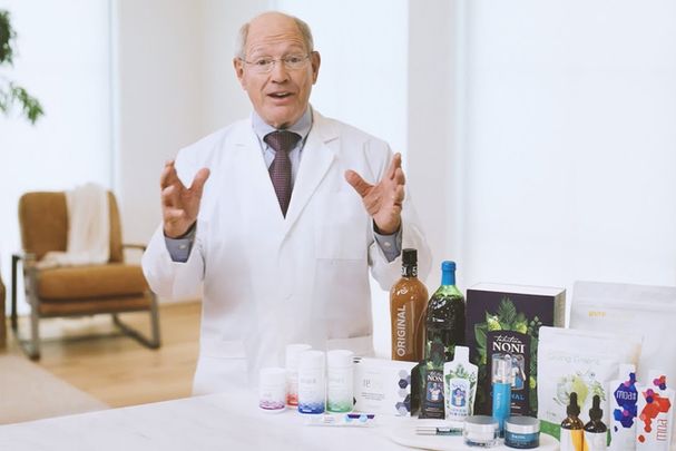 Le Dr Ray Strand avec des produits Partner.co