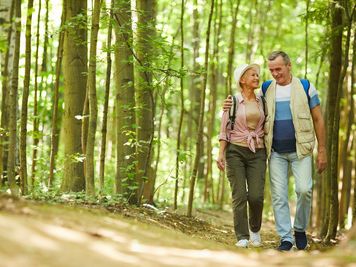 Couple qui marche en forêt